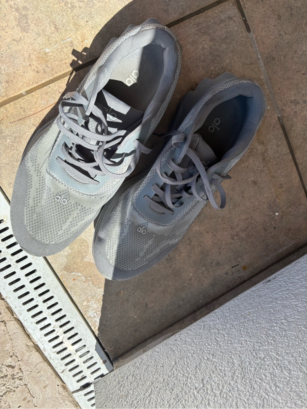 ALO Yoga Men’s Light Grey Athletic Trainers